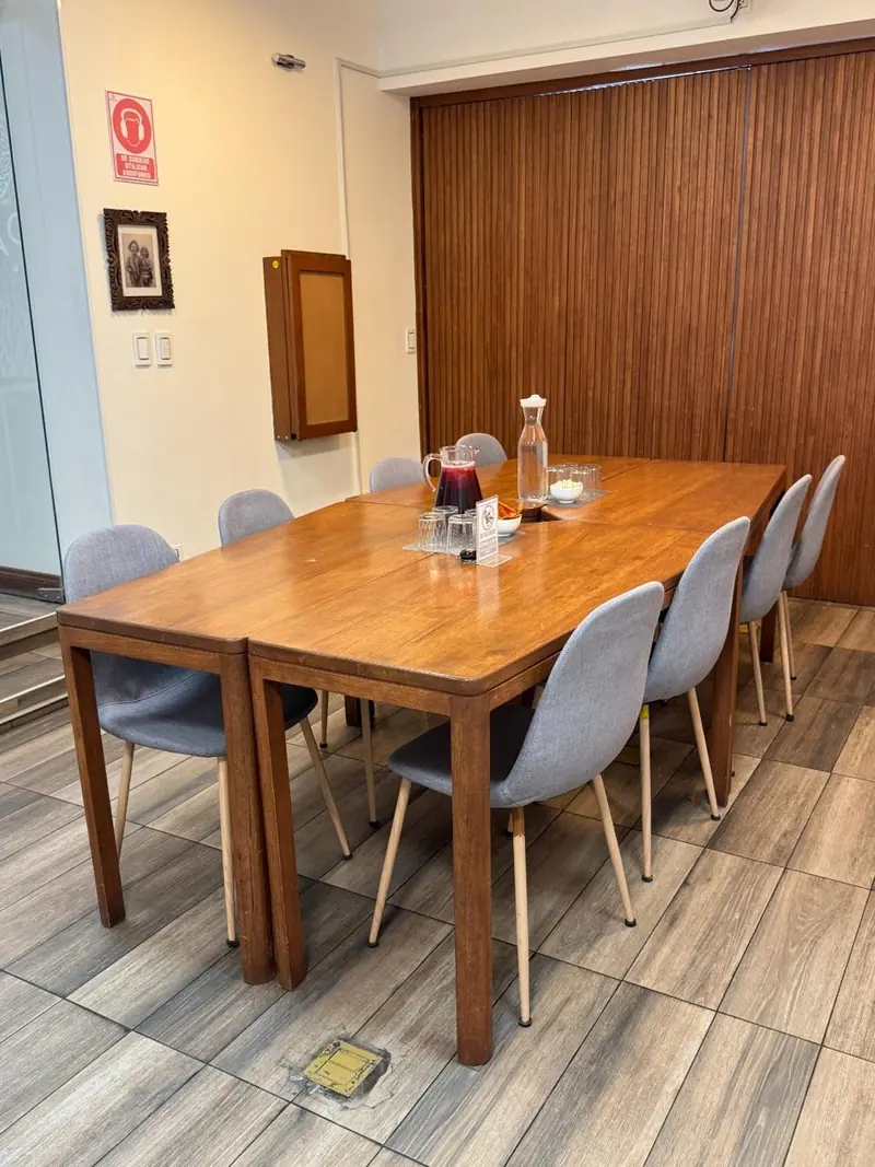 Sala de reuniones para ocho personas